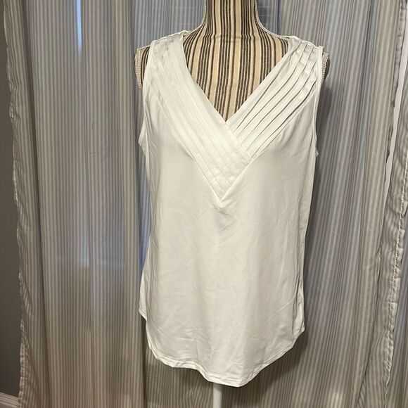 Two Women’s Tops - SHEIN - Picture 2 of 11